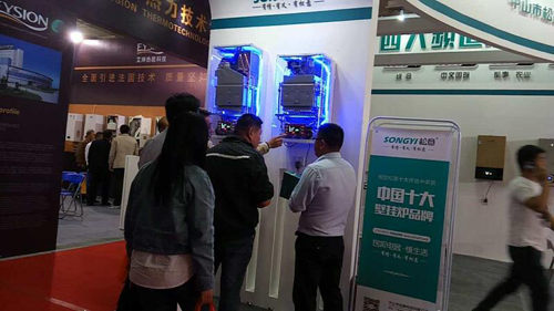 ����(d��ng)�B(t��i)������ڒ�t�Gɫ������(hu��)�L(f��ng)��չʾ