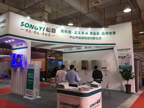 ����(d��ng)�B(t��i)������ڒ�t�Gɫ������(hu��)�L(f��ng)��չʾ