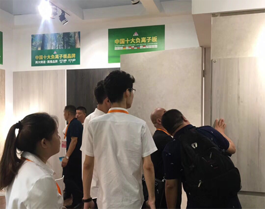 ����������ͬ�L(f��ng)�������R��ķ��uֱ�Ͼ��f��