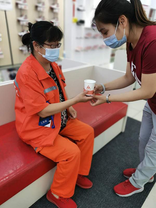 炎炎夏日足力健老人鞋為辛勞環(huán)衛(wèi)工人送關(guān)愛