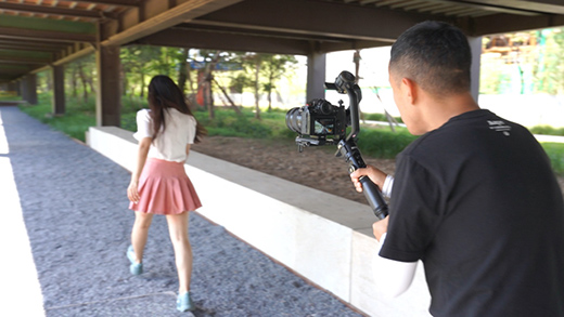 行走的金色傳說!云鶴(CRANE)2S手持穩(wěn)定器