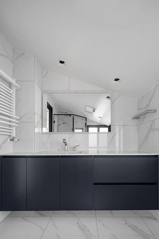 黑白灰+木飾面打造三代同堂的溫馨居所，高級(jí)卻不高冷!