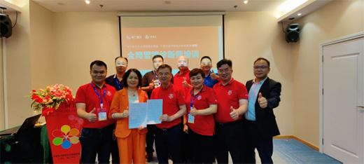 ͬ���������A�ھ޹⣬ף�Rţ�̅R��Ƥ����Ӗ(x��n)���hʢ���e��