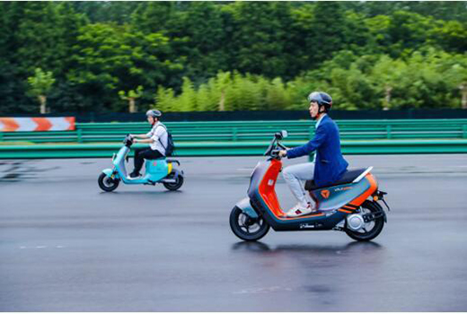 打造移動“私密空間”，雅迪VFLY電動車太會玩
