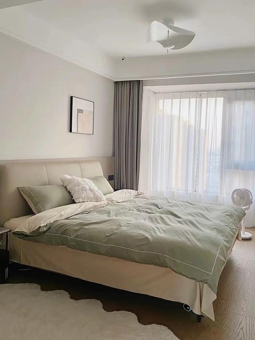 極窄邊頂+簡約藝術(shù)燈，打造高級大方的臥室空間