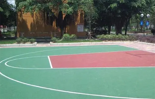 塑膠籃球場表面泛黑原因，塑膠籃球場表面為何會變黑