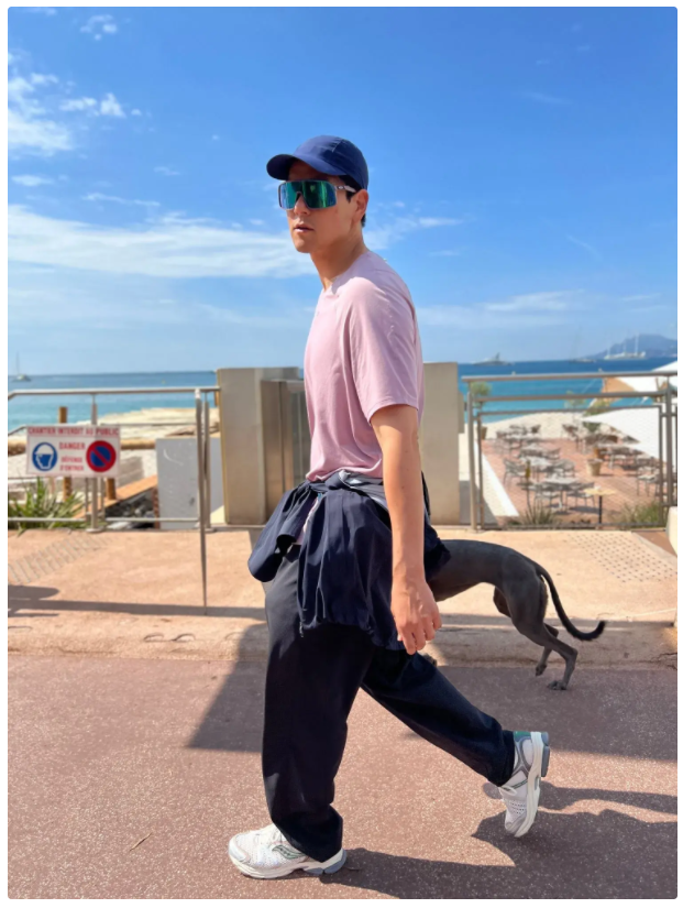 穿索康尼的彭于晏閃現(xiàn)上海機(jī)場(chǎng)