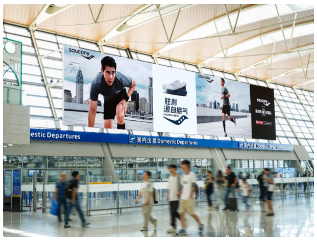 穿索康尼的彭于晏閃現(xiàn)上海機(jī)場(chǎng)