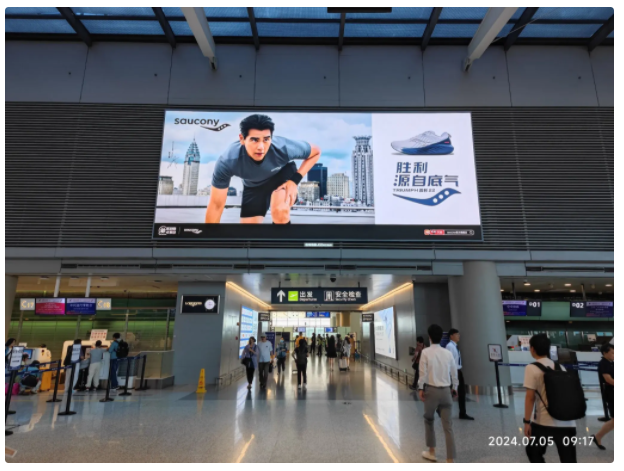 穿索康尼的彭于晏閃現(xiàn)上海機(jī)場(chǎng)