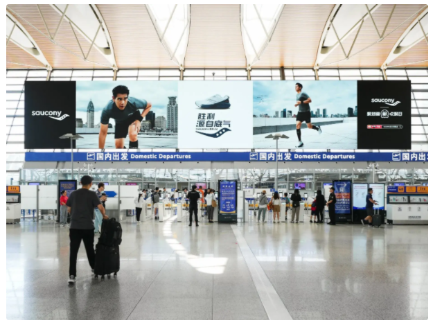 穿索康尼的彭于晏閃現(xiàn)上海機(jī)場(chǎng)