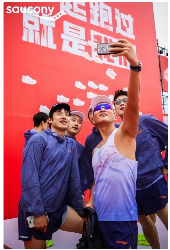 穿索康尼的彭于晏閃現(xiàn)上海機(jī)場(chǎng)