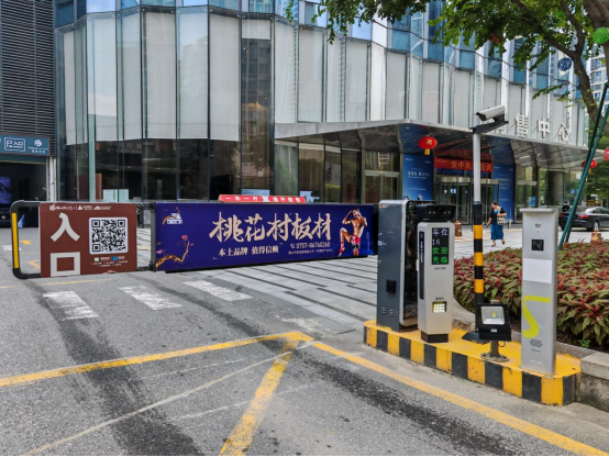 桃花村板材公交車新版廣告上線！引爆一城席卷全國