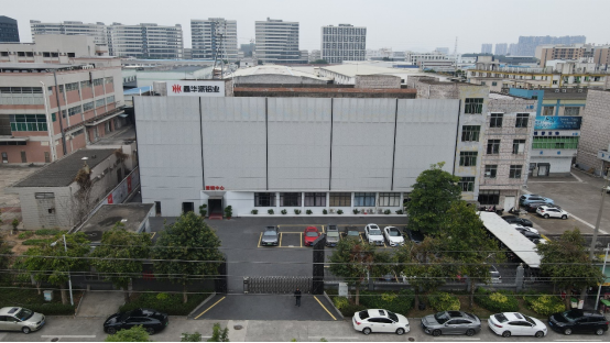 鑫華派：國際大師至擎 V'50 啟幕 2025 輕高定革命